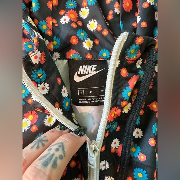 Nike Heritage Woven Floral lightweight Jacket. Size small. Like new condition - Picture 4 of 8